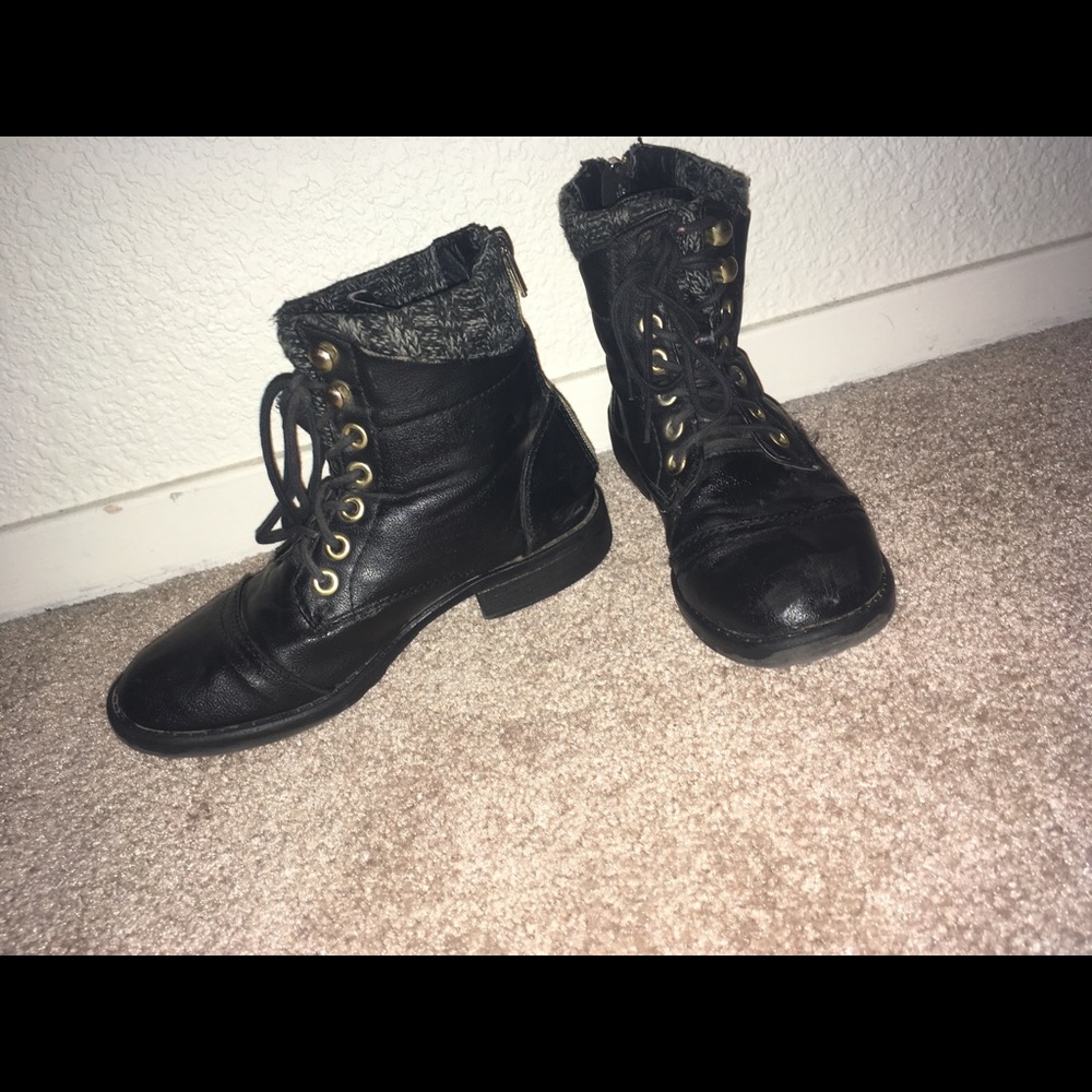 Steve Madden size 2Y black booties.